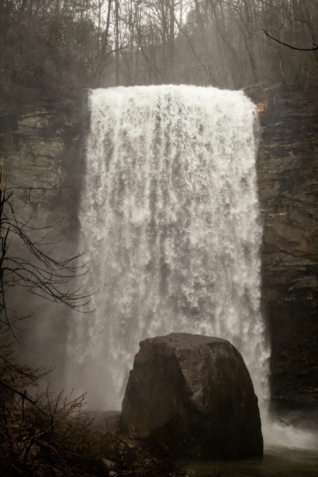 Waterval met rotsblok