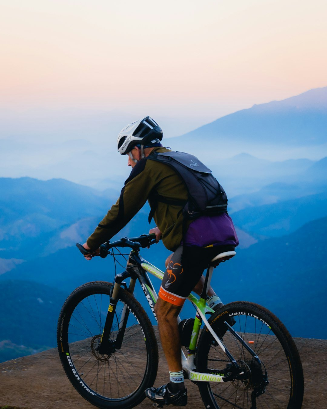 Mountainbiker in bergen