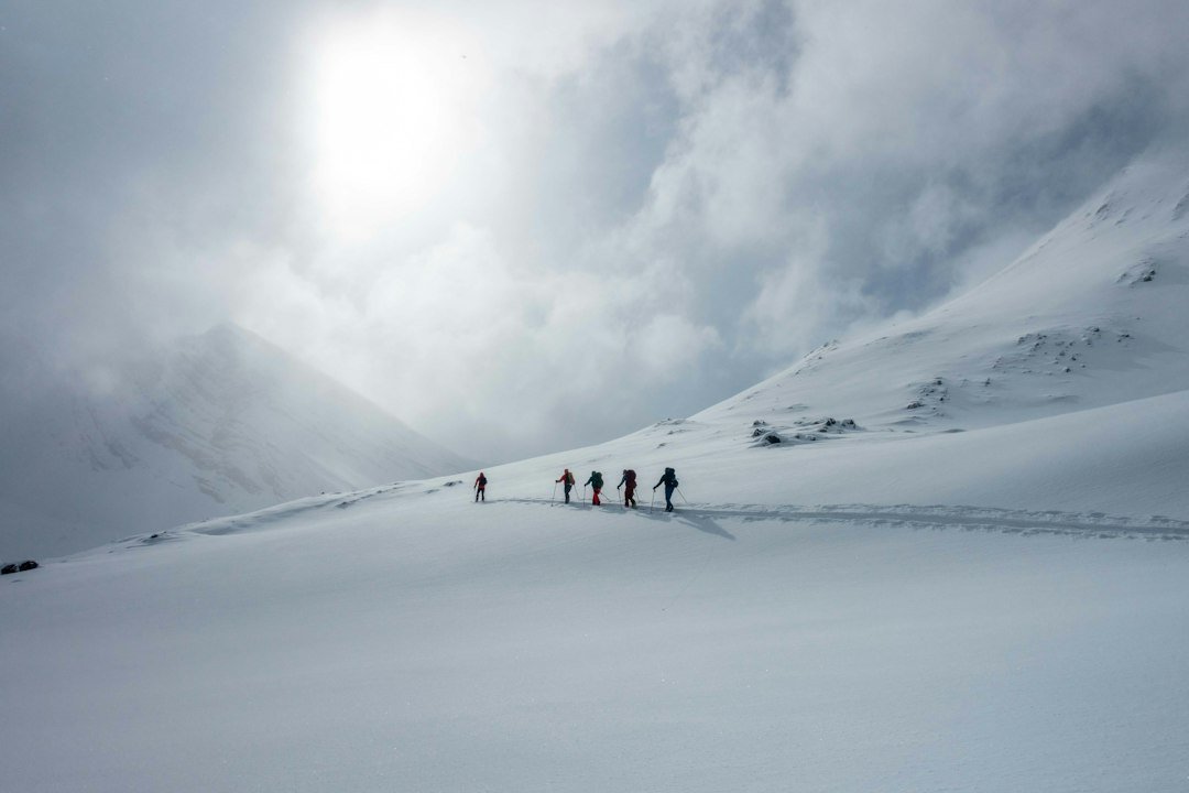 Groep in besneeuwd berglandschap