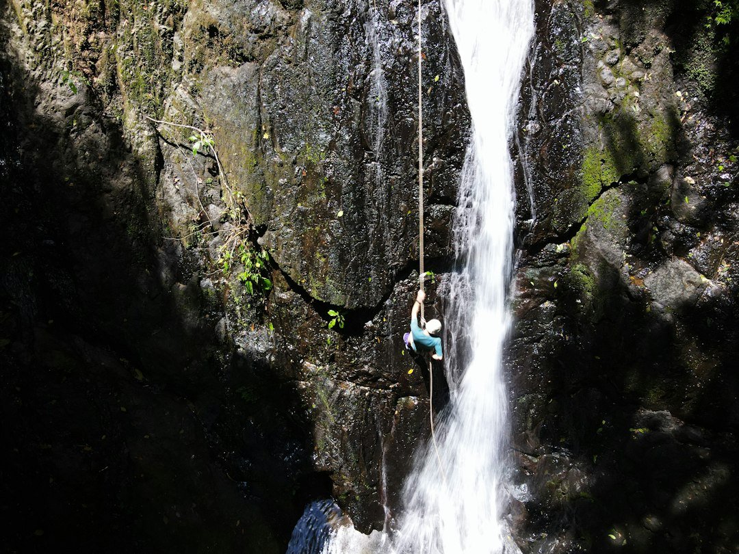 Abseilen bij waterval; canyoninggids niet bevestigd (voorlopig bronbeeld; persoon of locatie niet bevestigd)